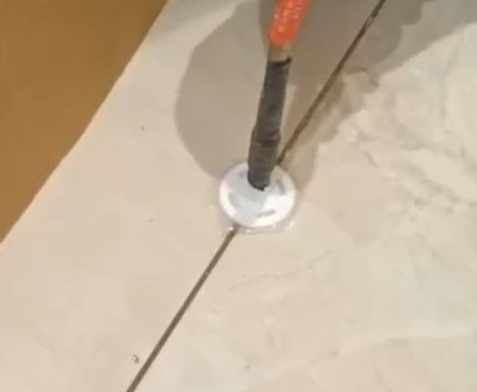 英吉沙瓷砖空鼓维修公司专业解答瓷砖在铺贴过程中，如果没有涂抹均匀到位的粘结材料（如水泥砂浆或瓷砖胶），可能会导致以下问题